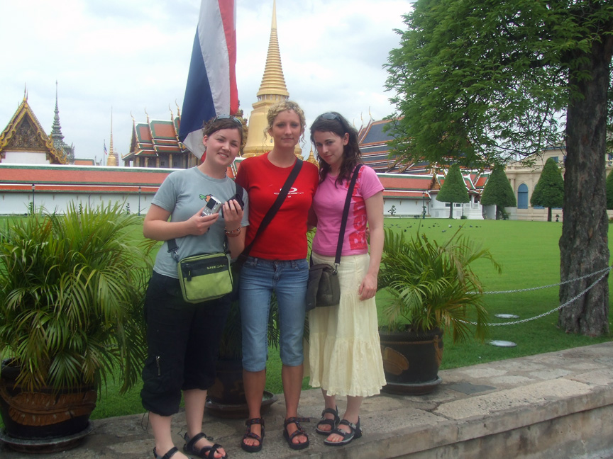 Aoibheann, Ruth and Emer outside the Royal Grand Palace, Bangkok