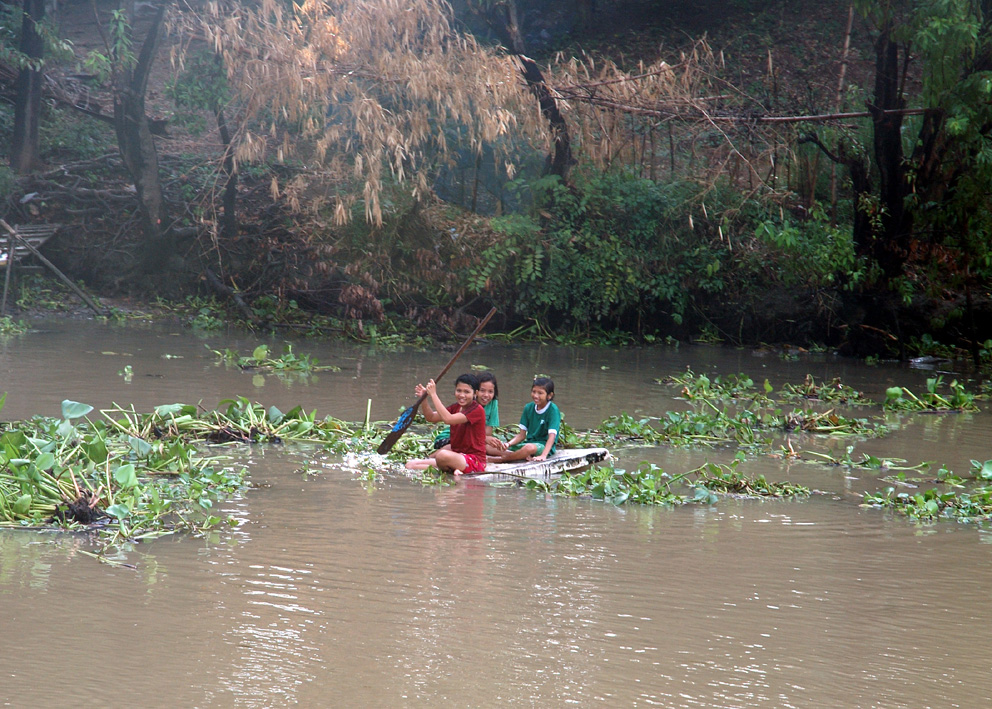 Chao Phraya River children